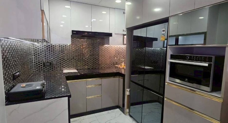 For rent 3 bedrooms condo in Yan Nawa, Bangkok