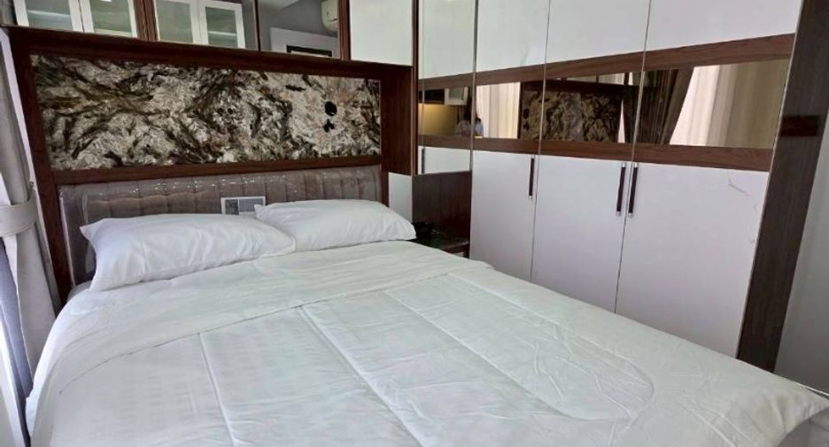 For rent 3 bedrooms condo in Yan Nawa, Bangkok