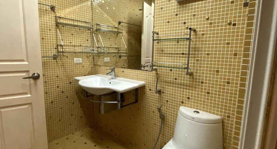 For sale 3 bedrooms condo in Bang Phlat, Bangkok