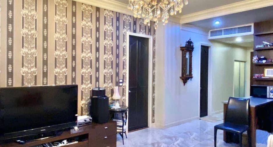 For rent 2 bedrooms condo in Huai Khwang, Bangkok