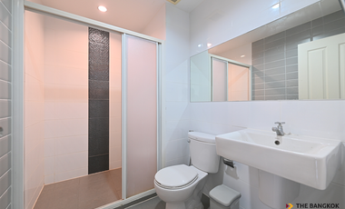For sale 2 bedrooms condo in Huai Khwang, Bangkok