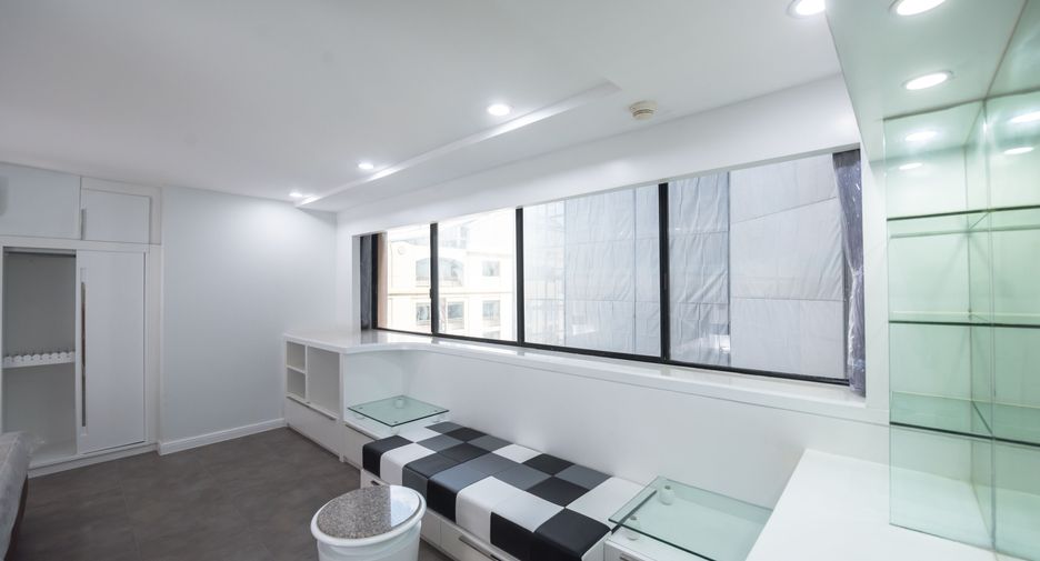 For rent 3 bedrooms condo in Khlong Toei, Bangkok