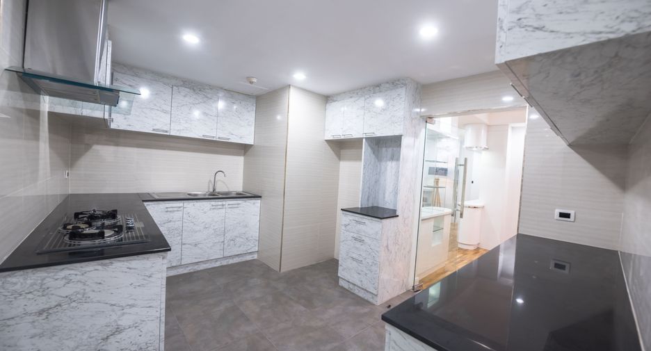 For rent 3 bedrooms condo in Khlong Toei, Bangkok