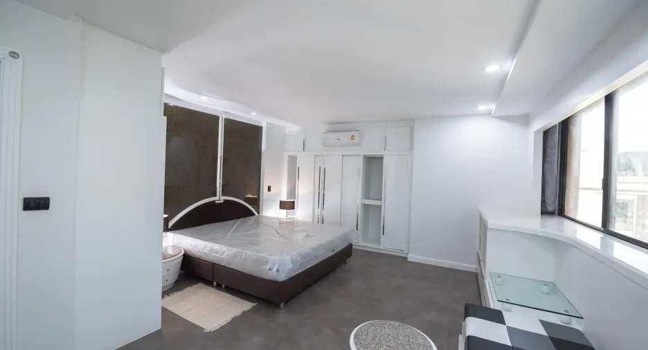 For rent 3 bedrooms condo in Khlong Toei, Bangkok