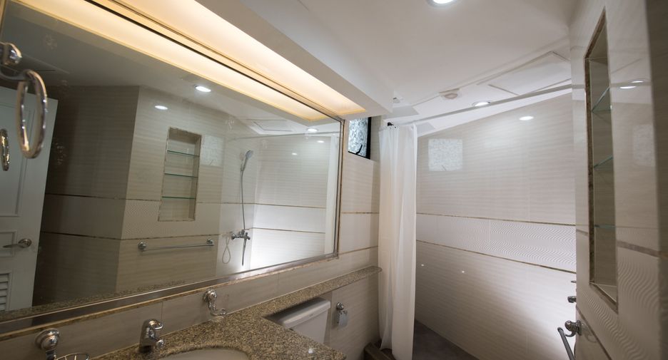For rent 3 bedrooms condo in Khlong Toei, Bangkok