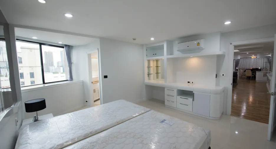 For rent 3 bedrooms condo in Khlong Toei, Bangkok