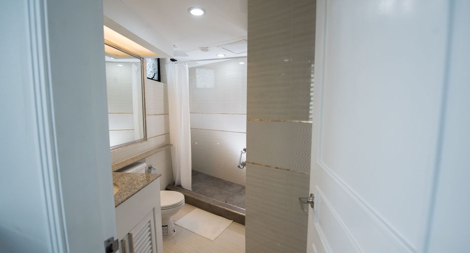 For rent 3 bedrooms condo in Khlong Toei, Bangkok