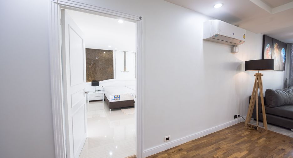 For rent 3 bedrooms condo in Khlong Toei, Bangkok
