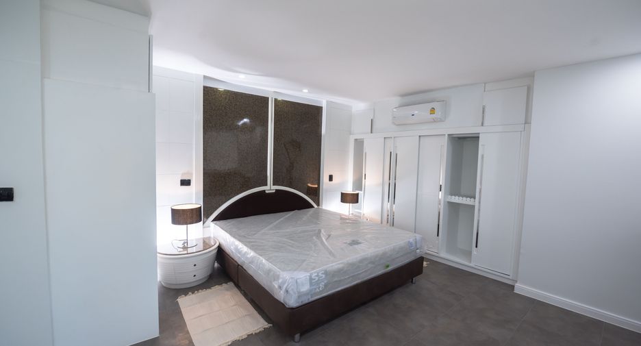 For rent 3 bedrooms condo in Khlong Toei, Bangkok