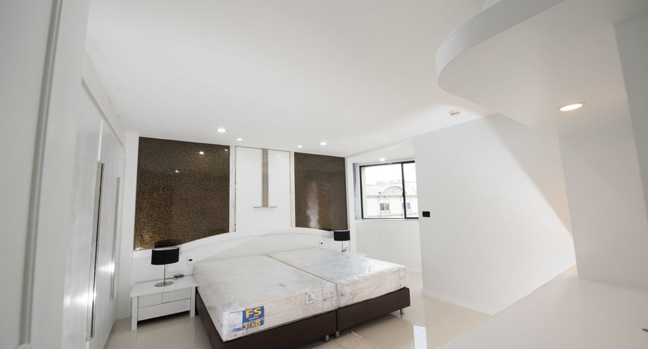 For rent 3 bedrooms condo in Khlong Toei, Bangkok