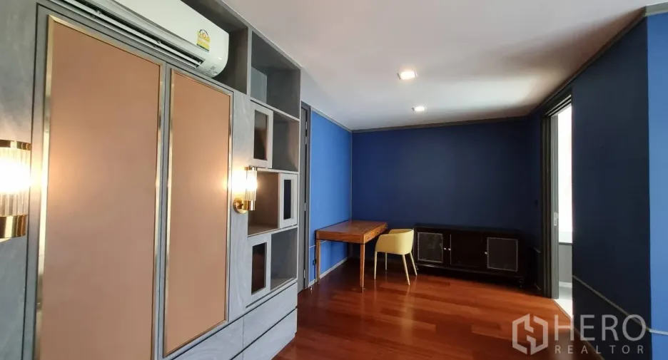 For rent 4 bedrooms townhouse in Watthana, Bangkok