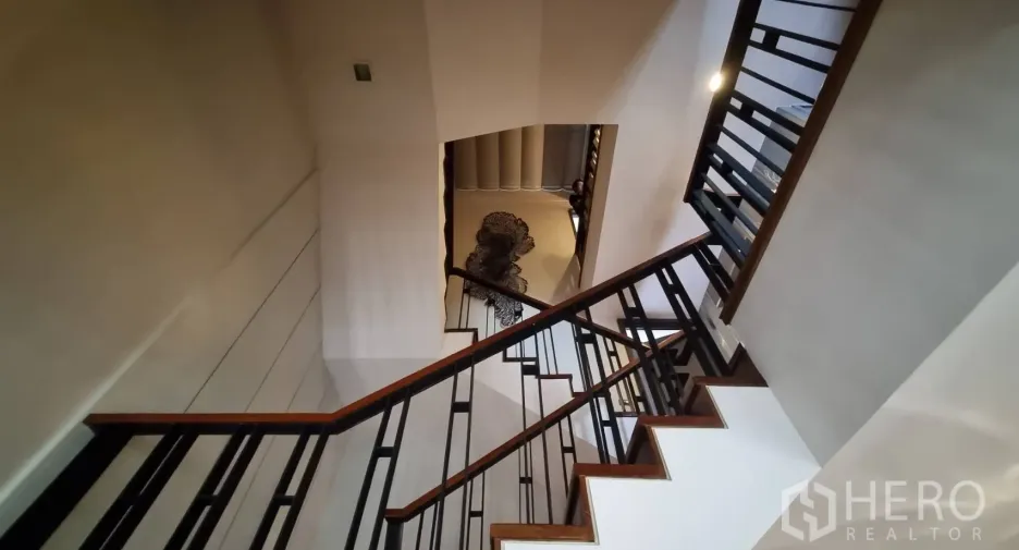 For rent 4 bedrooms townhouse in Watthana, Bangkok