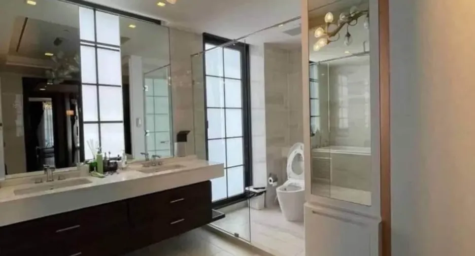 For rent 4 bedrooms townhouse in Watthana, Bangkok