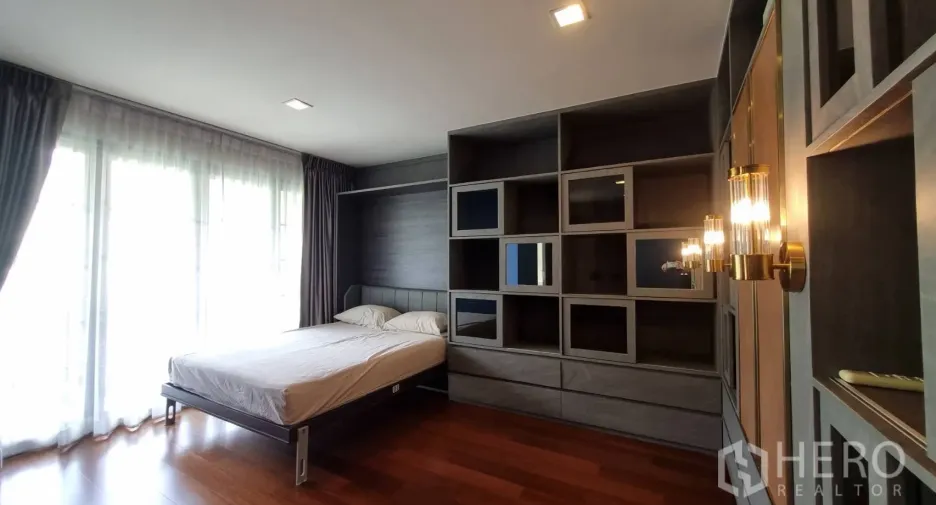 For rent 4 bedrooms townhouse in Watthana, Bangkok