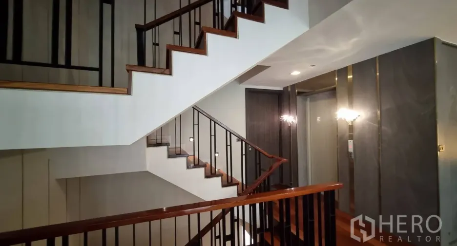 For rent 4 bedrooms townhouse in Watthana, Bangkok