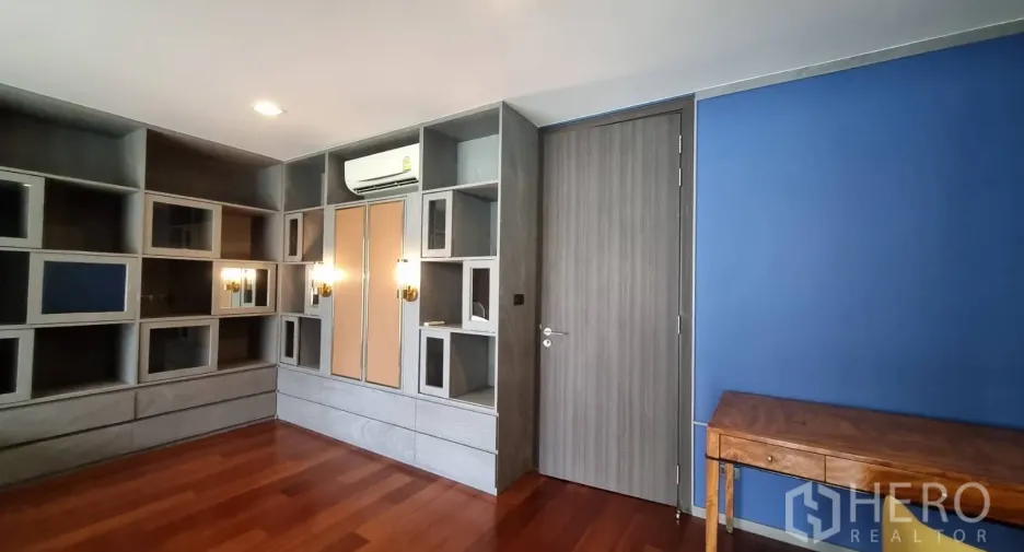 For rent 4 bedrooms townhouse in Watthana, Bangkok