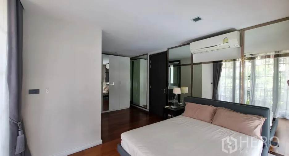 For rent 4 bedrooms townhouse in Watthana, Bangkok