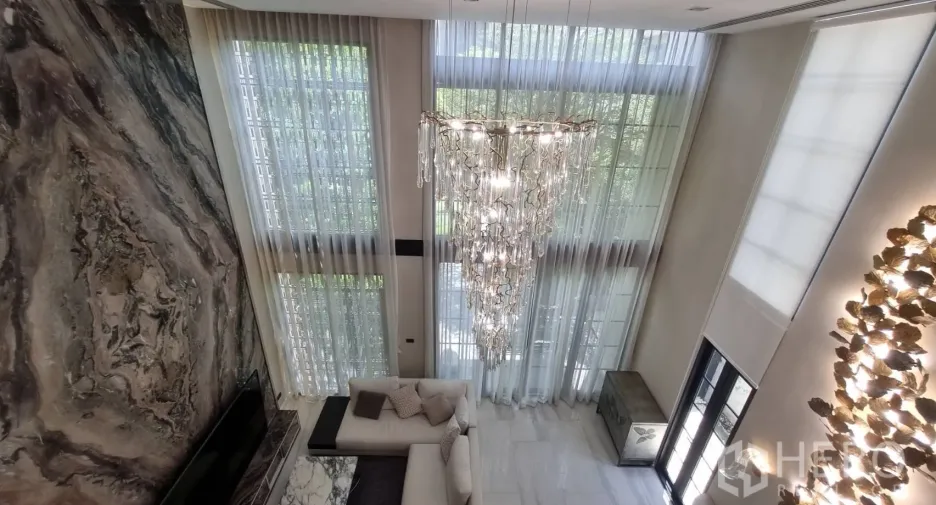 For rent 4 bedrooms townhouse in Watthana, Bangkok