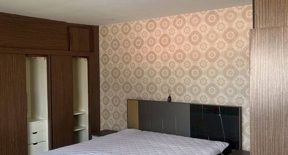 For rent 3 bedrooms condo in Khlong Toei, Bangkok