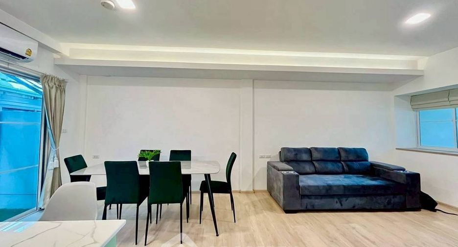 Casa adosada en alquiler de 3 habitaciones en Prawet, Bangkok