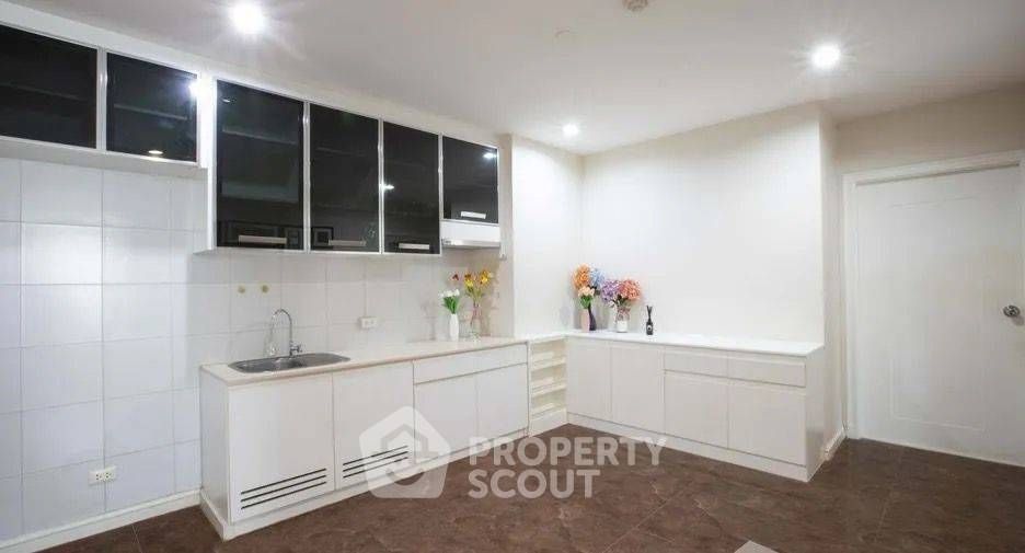 For sale 2 ベッドルーム condo in Bang Rak, Bangkok