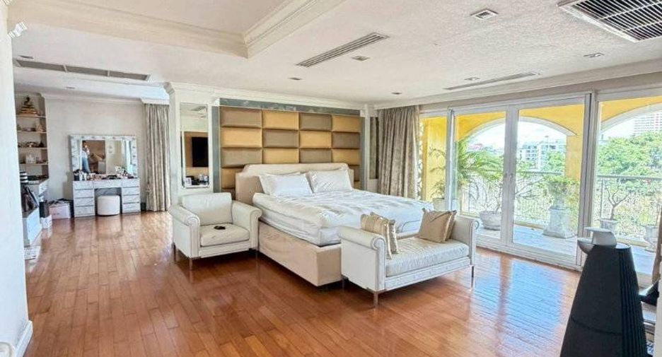 For sale 4 bedrooms condo in Khlong Toei, Bangkok