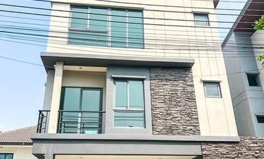 À vendre 4 chambres maison de ville à Bang Kho Laem, Bangkok