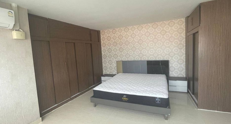 For rent 3 bedrooms condo in Khlong Toei, Bangkok