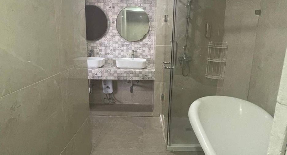For rent 3 bedrooms condo in Khlong Toei, Bangkok