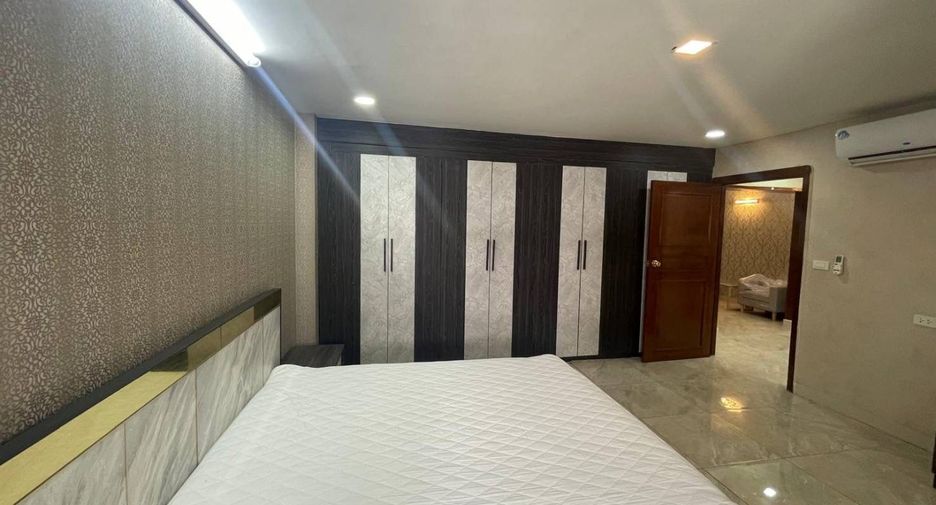 For rent 3 bedrooms condo in Khlong Toei, Bangkok