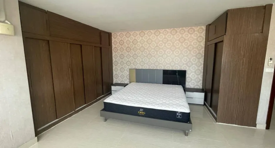 For rent 3 bedrooms condo in Khlong Toei, Bangkok