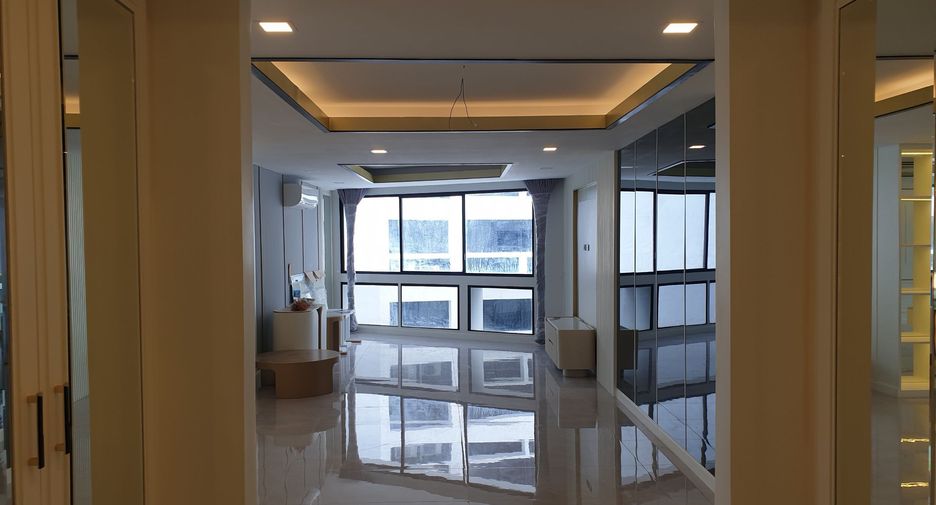 For sale 3 bedrooms condo in Khlong Toei, Bangkok