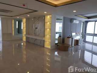For sale 3 bedrooms condo in Khlong Toei, Bangkok