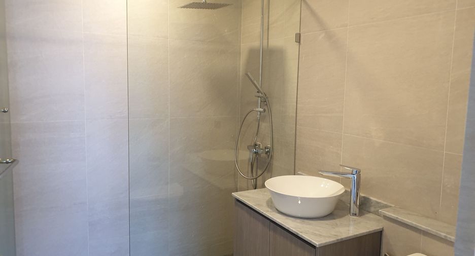 For sale 3 bedrooms condo in Khlong Toei, Bangkok