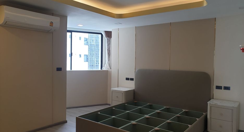 For sale 3 bedrooms condo in Khlong Toei, Bangkok