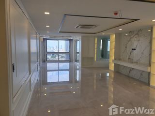 For sale 3 bedrooms condo in Khlong Toei, Bangkok