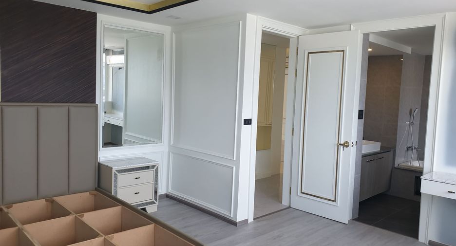 For sale 3 bedrooms condo in Khlong Toei, Bangkok