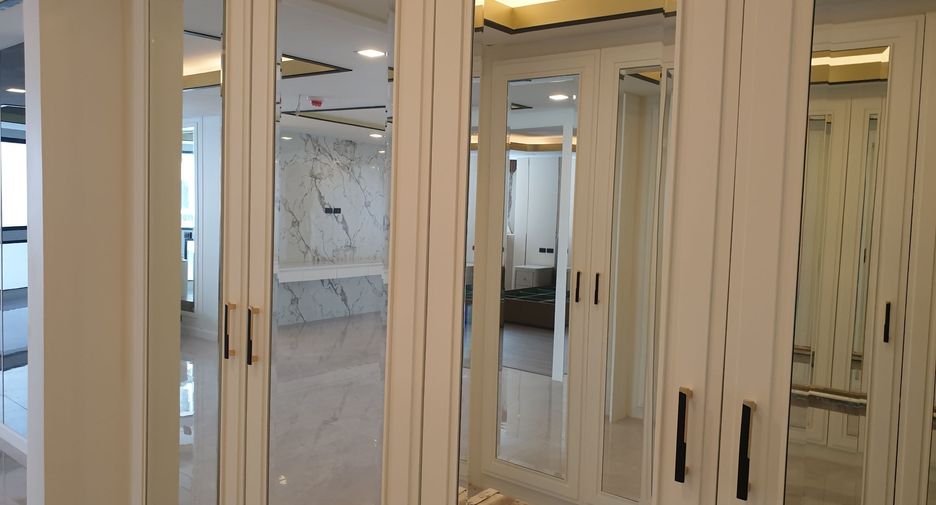 For sale 3 bedrooms condo in Khlong Toei, Bangkok
