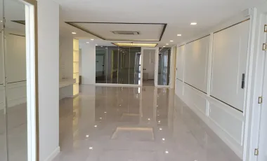 For sale 3 bedrooms condo in Khlong Toei, Bangkok