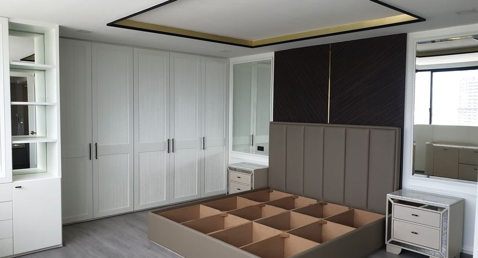 For sale 3 bedrooms condo in Khlong Toei, Bangkok