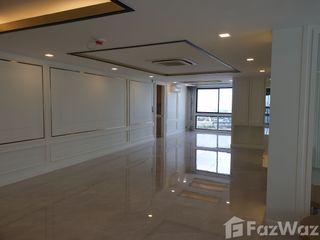 For sale 3 bedrooms condo in Khlong Toei, Bangkok