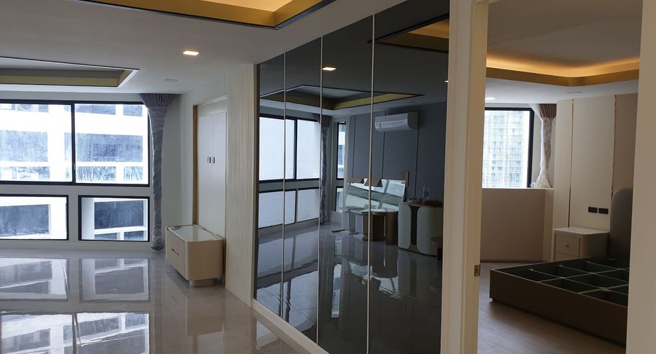 For sale 3 bedrooms condo in Khlong Toei, Bangkok