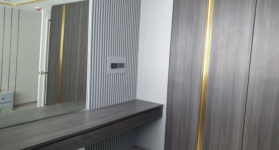 For sale 3 bedrooms condo in Khlong Toei, Bangkok