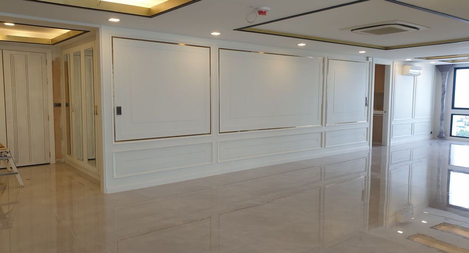 For sale 3 bedrooms condo in Khlong Toei, Bangkok