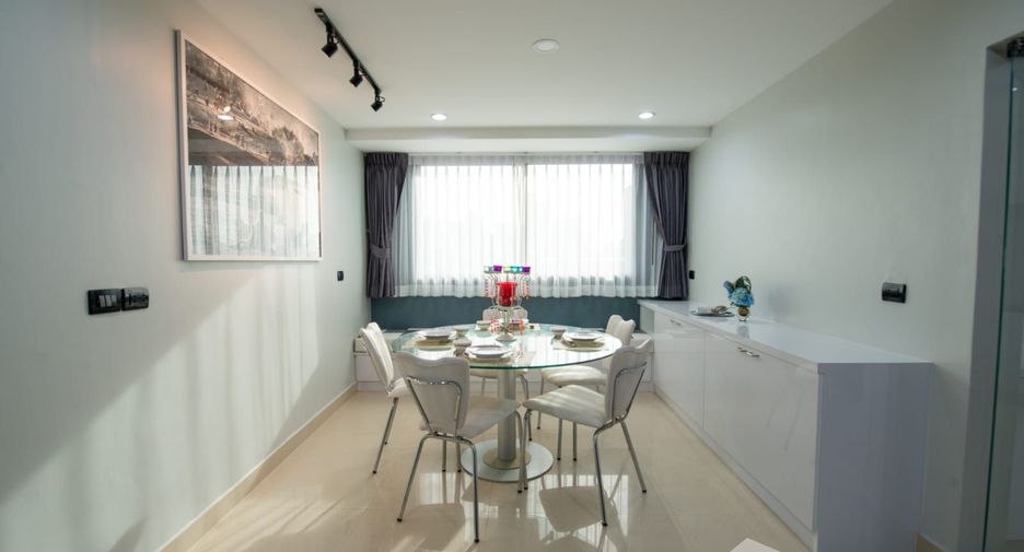 For rent 3 bedrooms condo in Khlong Toei, Bangkok