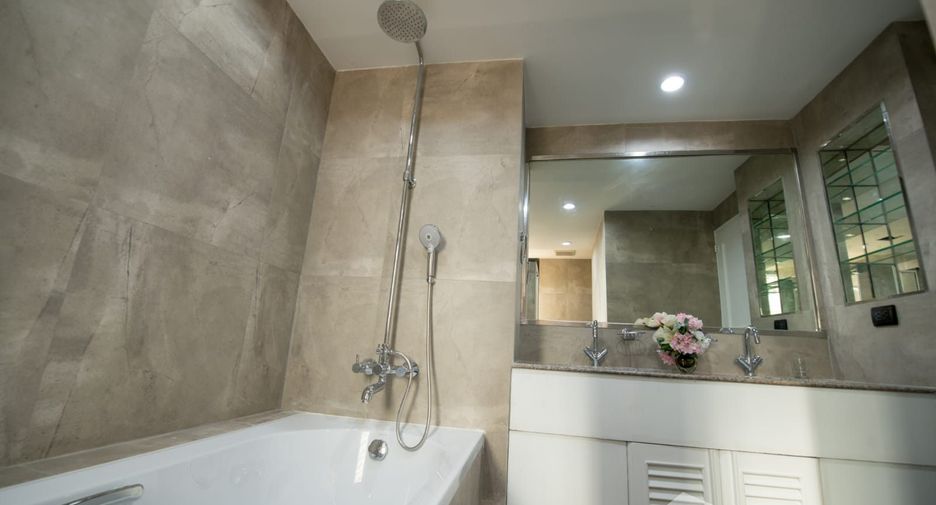 For rent 3 bedrooms condo in Khlong Toei, Bangkok