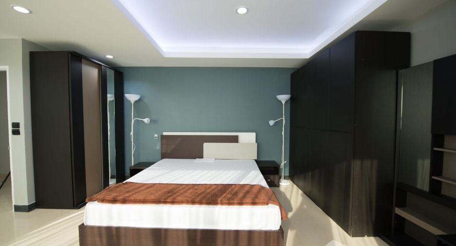 For rent 3 bedrooms condo in Khlong Toei, Bangkok