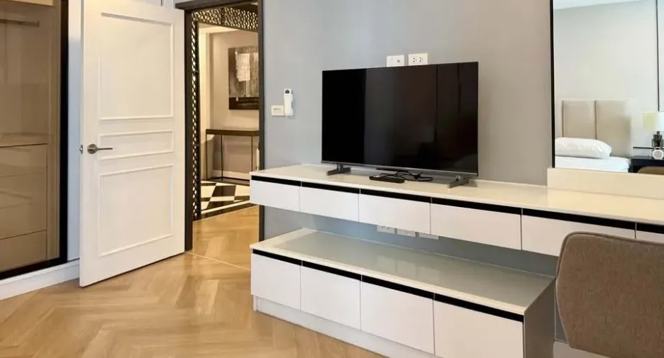For rent 3 bedrooms condo in Khlong Toei, Bangkok