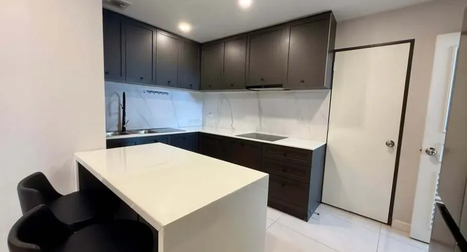 For rent 3 bedrooms condo in Khlong Toei, Bangkok