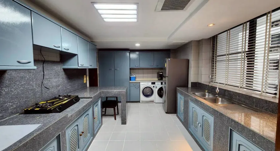 For rent 3 bedrooms condo in Khlong Toei, Bangkok